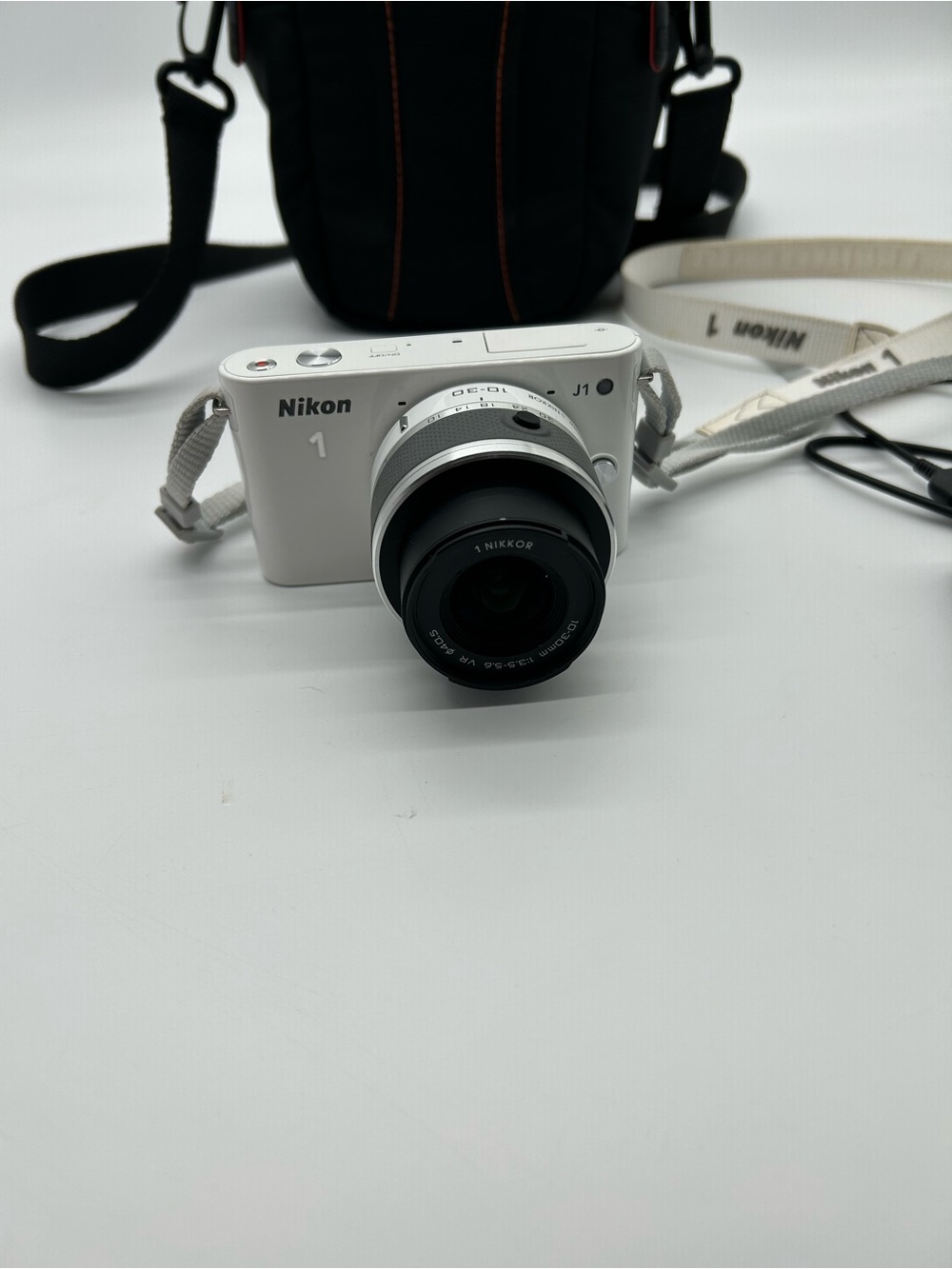 Nikon White J1 Mirrorless Camera with 10-30mm Lens - Picture 4 of 12